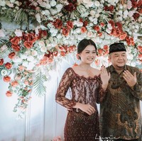 Amy saat ini berusia 25 tahun, sedangkan suaminya 46 tahun. Amy pun mengungkapkan alasan mengunggah video TikTok tersebut. Seru-seruan saja sih kita bawa bercanda aja. Tapi memang setiap kita ke mall atau tempat makan, itu pasti ada aja yang ngeliatin secara frontal banget. Ada juga yang mukanya bingung, ini pasangannya atau anaknya. Tapi nggak pernah kita bawa serius, ungkap Amy seraya tertawa kepada Wolipop belum lama ini. Foto: Dok. Instagram @amyaudithaa.