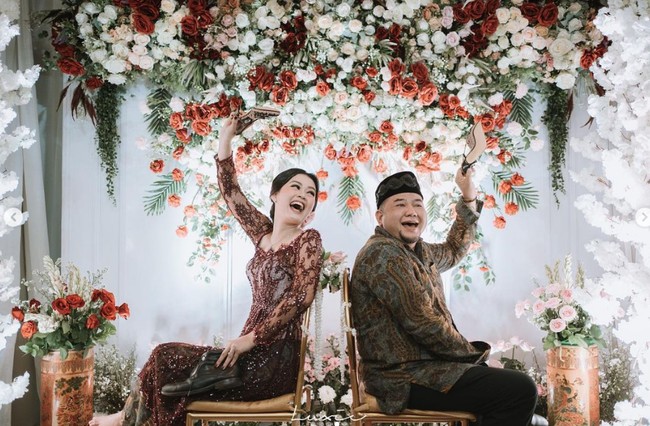 Wanita yang tinggal di Tangerang Selatan ini, mengaku suaminya adalah sosok yang selama ini ia idamkan. Keduanya menikah pada November 2021 di Jambi. Alhamdulillah dia sosok suami yang selama ini ada di doaku ya. Dia dewasa banget, tanggung jawab, jujurnya apa lagi, dia juga tegas banget dan penyayang luar biasa. Jujur aku tuh kalah romantis banget, dia suka kasih aku surprise-surprise kecil yang bikin kaget dan happy. Kalau bikin decision itu alhamdulillah nggak pernah salah, tutur Amy panjang lebar. Foto: Dok. Instagram @amyaudithaa.