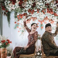 Wanita yang tinggal di Tangerang Selatan ini, mengaku suaminya adalah sosok yang selama ini ia idamkan. Keduanya menikah pada November 2021 di Jambi. Alhamdulillah dia sosok suami yang selama ini ada di doaku ya. Dia dewasa banget, tanggung jawab, jujurnya apa lagi, dia juga tegas banget dan penyayang luar biasa. Jujur aku tuh kalah romantis banget, dia suka kasih aku surprise-surprise kecil yang bikin kaget dan happy. Kalau bikin decision itu alhamdulillah nggak pernah salah, tutur Amy panjang lebar. Foto: Dok. Instagram @amyaudithaa.