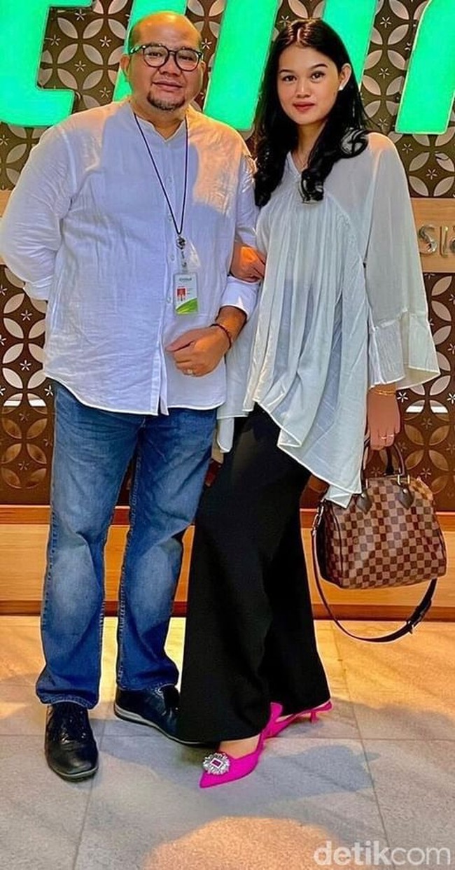 Ia menuliskan di keterangan video, ketika bersama suaminya, mereka kerap dikira anak dan bapak. Setiap ke mall benar-benar orang itu ngeliatin sampai muter kepala banget. Eh itu anaknya sama bapanya kali ya? Eh itu cewenya mudanya bgt, wkwk, tulis akun TikTok @amyaudithaa. Foto: Dok. pribadi Amy Auditha