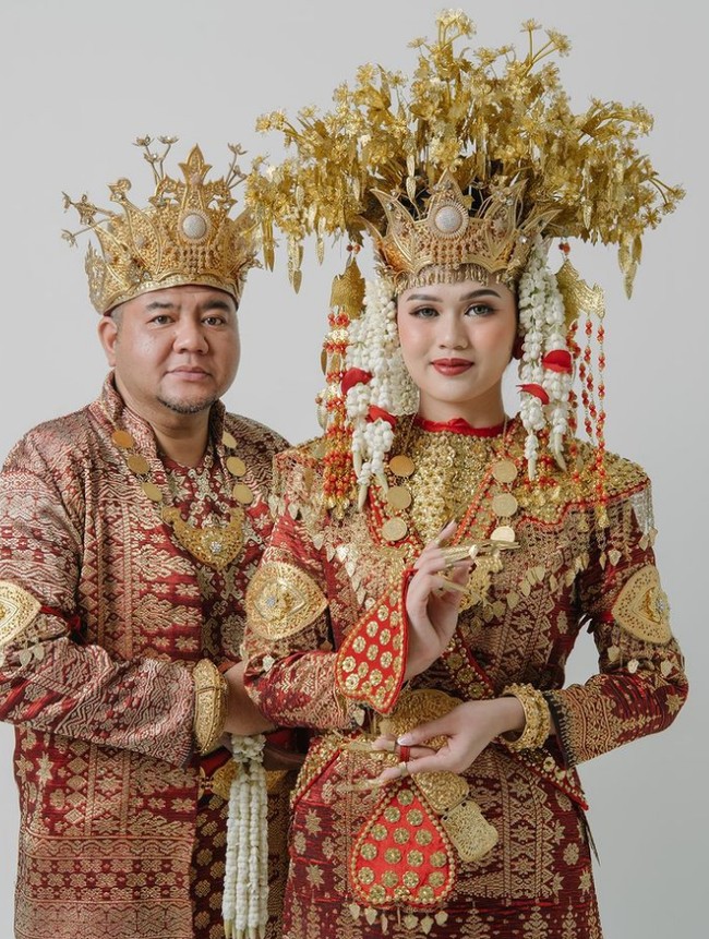 Video TikToknya viral, ia pun memberikan reaksinya ketika membaca komentar warganet. Dia memilih menganggapi santai komentar netizen yang menyebut dirinya dan suami memang seperti ayah dan anak. Jujur dari kita berdua itu biasa aja nggak sampai yang sakit hati marah sebel gitu. Kita bawa bercanda aja. So far, banyak juga teman-teman netizen yang doain kita berdua. Sayang sama kita. Suka bikin terharu, ucapnya. Foto: Dok. Instagram @amyaudithaa.