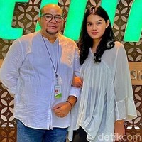 Ia menuliskan di keterangan video, ketika bersama suaminya, mereka kerap dikira anak dan bapak. Setiap ke mall benar-benar orang itu ngeliatin sampai muter kepala banget. Eh itu anaknya sama bapanya kali ya? Eh itu cewenya mudanya bgt, wkwk, tulis akun TikTok @amyaudithaa. Foto: Dok. pribadi Amy Auditha