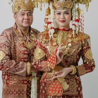 Video TikToknya viral, ia pun memberikan reaksinya ketika membaca komentar warganet. Dia memilih menganggapi santai komentar netizen yang menyebut dirinya dan suami memang seperti ayah dan anak. Jujur dari kita berdua itu biasa aja nggak sampai yang sakit hati marah sebel gitu. Kita bawa bercanda aja. So far, banyak juga teman-teman netizen yang doain kita berdua. Sayang sama kita. Suka bikin terharu, ucapnya. Foto: Dok. Instagram @amyaudithaa.