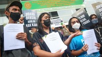 Selain menggelar aksi teatrikal mereka juga mendaftarkan kontra memori banding ataspengajuan banding yang dilakukan Presiden Jokowi soal gugatan polusi udara di Jakarta.