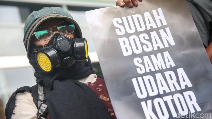 Sejumlah warga yang mengatasnamakan Koalisi Ibu Kota menggelar aksi teatrikal di PN Jakarta Pusat, terkait kasus polusi udara.