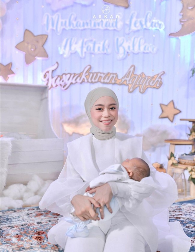 Pada Minggu (17/01/2022), Lesti Kejora dan Rizky Billar menggelar tasyakuran sekaligus aqiqah Baby L, sebagai bentuk rasa syukur atas kelahiran putra mereka. Foto: Instagram/@askar_photography, YouTube Indosiar