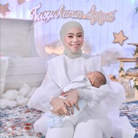 Pada Minggu (17/01/2022), Lesti Kejora dan Rizky Billar menggelar tasyakuran sekaligus aqiqah Baby L, sebagai bentuk rasa syukur atas kelahiran putra mereka. Foto: Instagram/@askar_photography, YouTube Indosiar