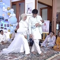 Kesan mewah tampak dari outer berdetail pita dengan ekor panjang menyapu lantai. Foto: Instagram/@askar_photography, YouTube Indosiar