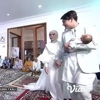 Lesti Kejora mengenakan blouse putih yang dipadu outer berbahan organza serta celana berwarna senada. Foto: Instagram/@askar_photography, YouTube Indosiar