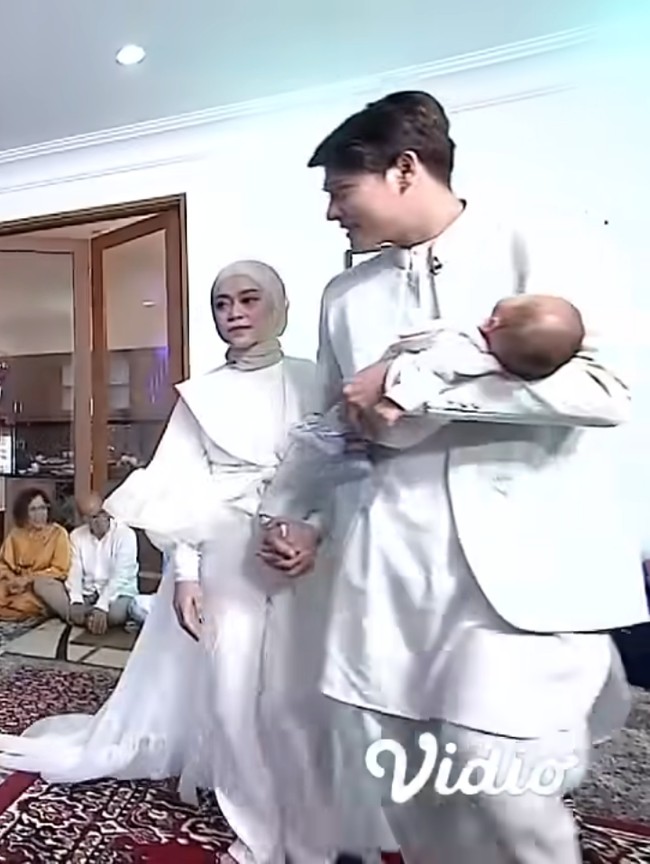 Lesti Kejora mengenakan blouse putih yang dipadu outer berbahan organza serta celana berwarna senada. Foto: Instagram/@askar_photography, YouTube Indosiar