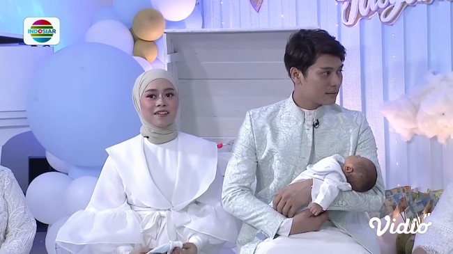 Netizen menyoroti penampilan Lesti Kejora yang dinilai terlalu mewah untuk acara yang digelar secara sederhana. Namun tak dapat dipungkiri, gaya busana Lesti membuatnya tampak anggun dan bersahaja. Foto: Instagram/@askar_photography, YouTube Indosiar