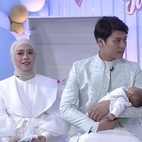 Netizen menyoroti penampilan Lesti Kejora yang dinilai terlalu mewah untuk acara yang digelar secara sederhana. Namun tak dapat dipungkiri, gaya busana Lesti membuatnya tampak anggun dan bersahaja. Foto: Instagram/@askar_photography, YouTube Indosiar