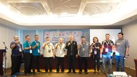 Para pengurus dan peserta Pemprov se-Jakarta berfoto bersama Ketua Umum PP PERBASI Danny Kosasih dan Ketua KONI DKI Jakarta Djamhuron.