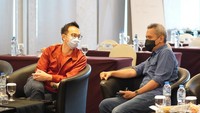 Lexyndo Hakim berbicang dengan calon Ketua Umum Perbasi DKI Eddi Danusaputro di sela Musprov Perbasi DKI Jakarta. Lexyndo menjadi Ketua Umum Perbasi DKI Jakarta termuda dalam sejarah, yakni di usia 39 tahun.