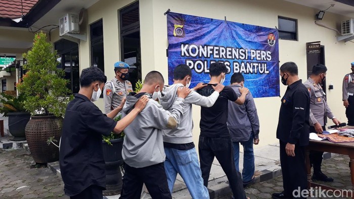 Lima pelajar yang menjadi pelaku pencurian dengan kekerasan di Kapanewon Jetis, Bantul, Senin (17/1/2022).