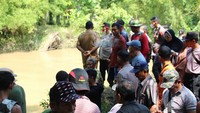 Foto: Mila terkejut saat menengok ke beakang, lantaran tubuh adiknya sudah di mulut buaya. Mila bercerita buaya tersebut membawa tubuh adiknya ke sungai. Kini warga, polisi dan petugas BKSDA melakukan pencarian. (dok. Polres Agam)