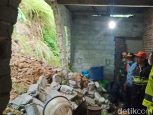 Rumah Warga Trenggalek Jebol Dihantam Longsor Tebing Setinggi 4 Meter