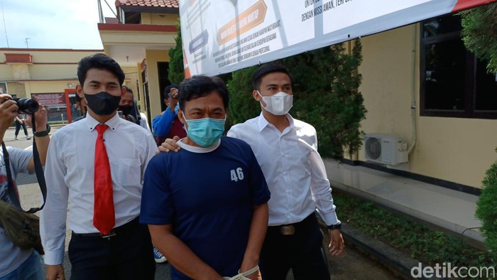 Mantan kepala Desa Kepala Desa Cihawuk, Kecamatan Kertasari, Kabupaten Bandung AS (51) ditangkap jajaran Polresta Bandung.