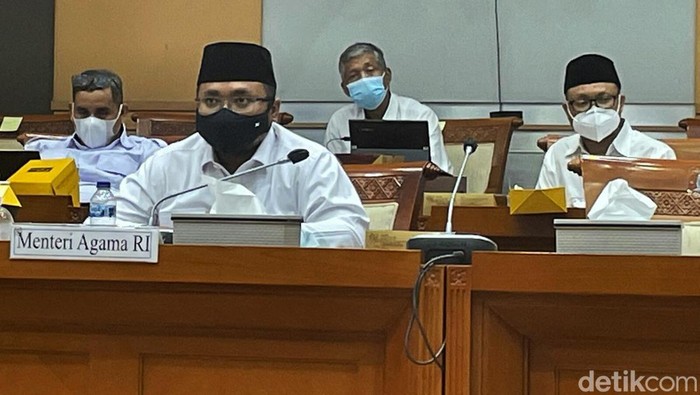 Menteri Agama (Menag) Yaqut Cholil Qoumas bersama Komisi VIII DPR RI, menggelar rapat kerja (raker), di kompleks Parlemen, Senayan, Jakarta, Senin (17/01/2022). Dalam raker tersebut membahas persiapan penyelenggaraan ibadah haji Tahun 1443 H/2022.