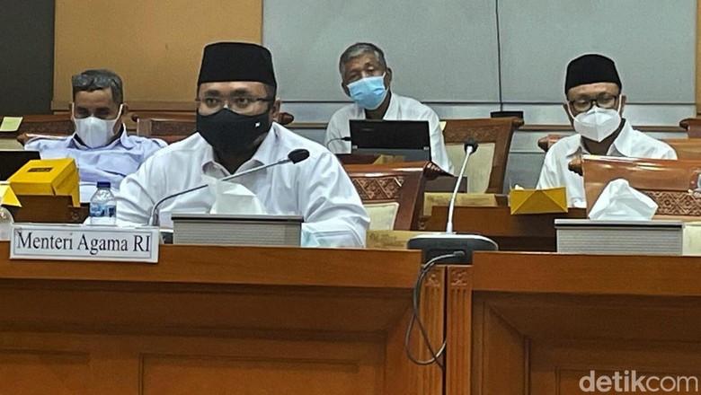 Menag-Komisi VIII Bahas Ibadah Haji 2022 Menteri Agama (Menag) Yaqut Cholil Qoumas bersama Komisi VIII DPR RI, menggelar rapat kerja (raker), di kompleks Parlemen, Senayan, Jakarta, Senin (17/01/2022). Dalam raker tersebut membahas persiapan penyelenggaraan ibadah haji Tahun 1443 H/2022.