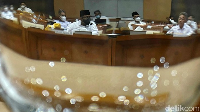 Menag-Komisi VIII Bahas Ibadah Haji 2022 Menteri Agama (Menag) Yaqut Cholil Qoumas bersama Komisi VIII DPR RI, menggelar rapat kerja (raker), di kompleks Parlemen, Senayan, Jakarta, Senin (17/01/2022). Dalam raker tersebut membahas persiapan penyelenggaraan ibadah haji Tahun 1443 H/2022.