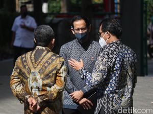 Mahasiswi Unpad Bentangkan Poster Saya Korban Kekerasan Seksual ke Nadiem