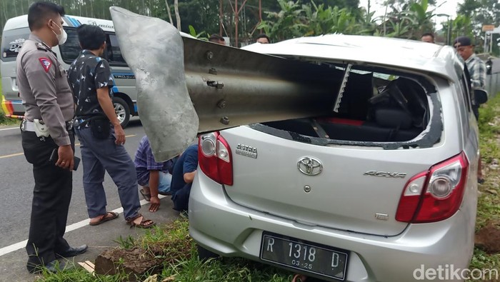 Mobil menabrak pembatas jalan hingga tembus di Banjarnegara, Senin (17/1/2022).