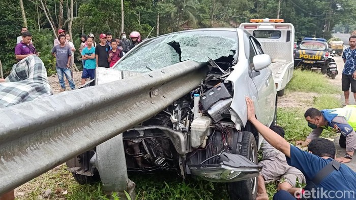 Mobil Tertusuk Pembatas Jalan di Banjarnegara Bisa Dicegah, Asalkan... Sebuah mobil mengalami kecelakaan parah di Jalan Wonosobo-Banjarnegara (17/1/2022). Hal itu tentunya bisa dicegah dengan tips berkendara aman. Penasaran?