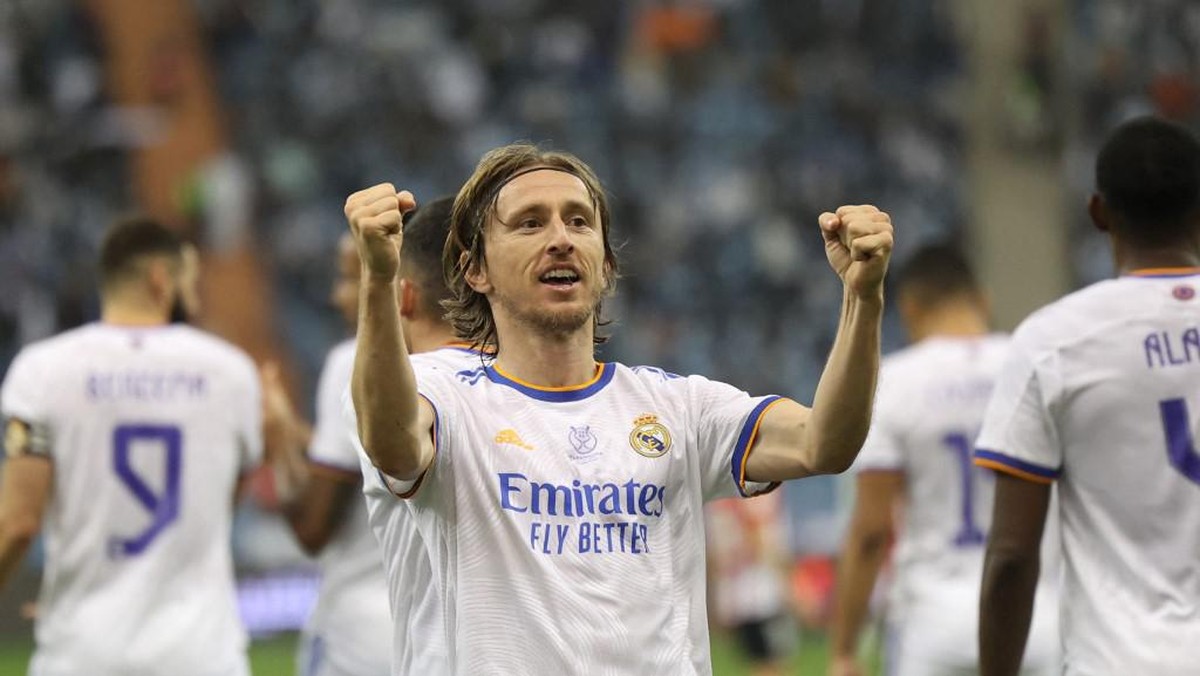 Luka Modric disebut layak memenangi Ballon dOr kedua usai membantu Real Madrid memenangi Piala Super Spanyol. (Foto: AFP/FAYEZ NURELDINE)