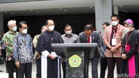 Presiden Jokowi menandatangani prasasti peresmian Gedung Pusat Pembelajaran Arntz Geise Universitas Katolik Parahyangan. 