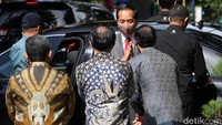 Dengan mengenakan setelan jas, Jokowi tiba di Universitas Katolik Parahyangan (Unpar), Kota Bandung, Senin (17/1/2022).