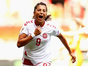 Dokter Nyambi Jadi Pemain AC Milan Putri, Jahit Sendiri Lukanya saat Cedera