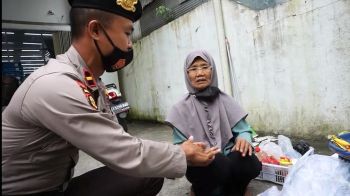 Nenek di Kaltim legowo divaksinasi usai dagangannya diborong polisi (dokumen istimewa)