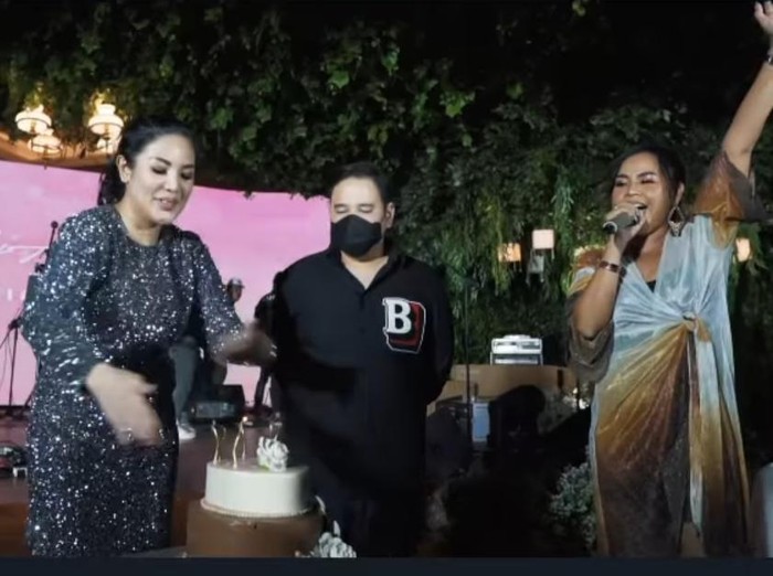 Nindy Ayunda dan pacar baru