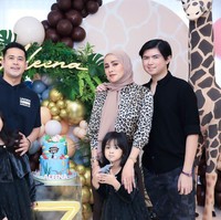 Rumahnya cukup luas yang memungkin Olla untuk mengadakan acara perayaan momen spesial. Seperti ualng tahun putrinya belum lama ini. Dekorasi bertema flora dan fauna menghiasi salah satu sudut di rumah. (Foto: Dok. Pribadi)