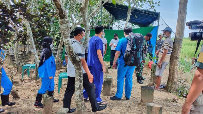 Pembongkaran makam siswi SD diduga tewas dianiaya di Grobogan, Senin (17/1/2022).