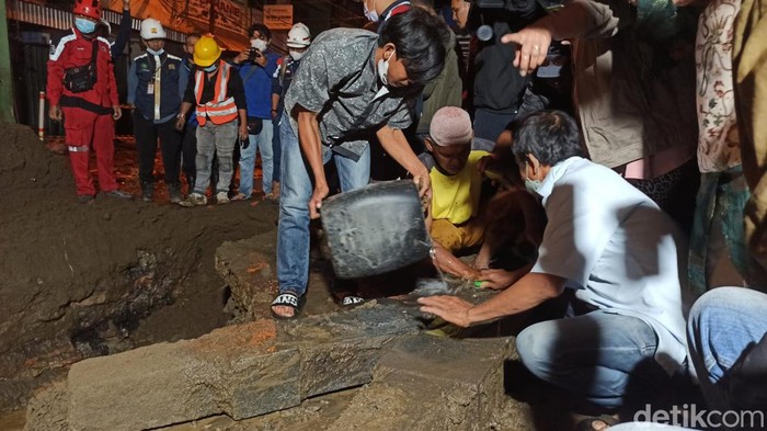 Penemuan nisan kuno dekat Jembatan Ampera, Palembang