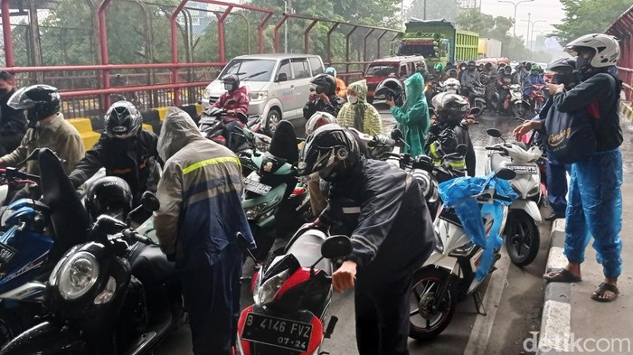 Pengendara Motor Berteduh Di Bawah Tol MBZ Ratusan pengemudi sepeda motor berteduh saat hujan di bawah Tol Layang MBZ, Jalan Cut Mutia, Kota Bekasi, Jawa Barat, Senin (17/1/2021). Hal ini mengganggu kalancaran lalu lintas.