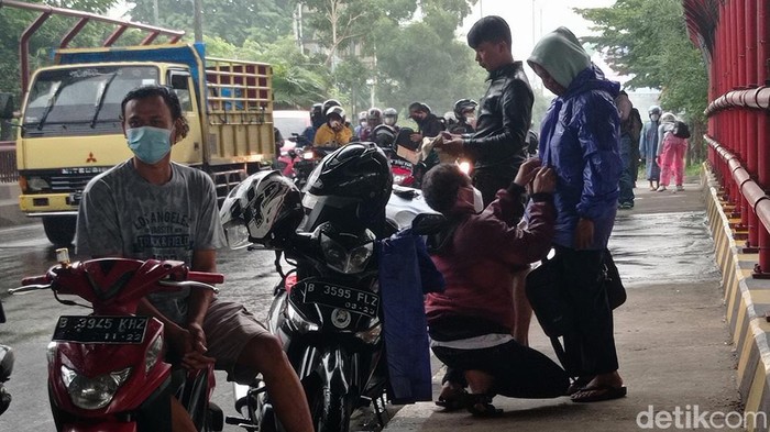 Pengendara Motor Berteduh Di Bawah Tol MBZ Ratusan pengemudi sepeda motor berteduh saat hujan di bawah Tol Layang MBZ, Jalan Cut Mutia, Kota Bekasi, Jawa Barat, Senin (17/1/2021). Hal ini mengganggu kalancaran lalu lintas.