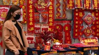 Selain memberlakukan larangan transit, otoritas Hong Kong juga mengumumkan perpanjangan pembatasan social distancing, termasuk larangan makan di restoran setelah pukul 18.00 waktu setempat, selama dua pekan saat masa liburan Tahun Baru Imlek hingga 3 Februari mendatang.  
