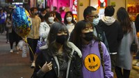 Seperti dilansir AFP dan Associated Press, Sabtu (15/1/2022), sama seperti daratan utama China, Hong Kong mempertahankan sejumlah langkah paling keras selama pandemi Corona, mulai dari penerapan karantina selama berminggu-minggu, menerapkan target terarah dan tes Corona massal.  