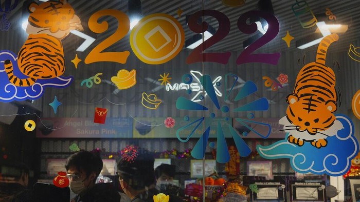 Penumpang dari 153 Negara Dilarang Transit di Bandara Hong Kong Chinese lunar new year decoration is seen at a store in Hong Kong, Friday, Jan. 14, 2022. Hong Kong International Airport said Friday that it would ban passengers from over 150 countries and territories from transiting in the city for a month, as it sought to stem the transmission of the highly contagious omicron variant of the coronavirus. (AP Photo/Kin Cheung)