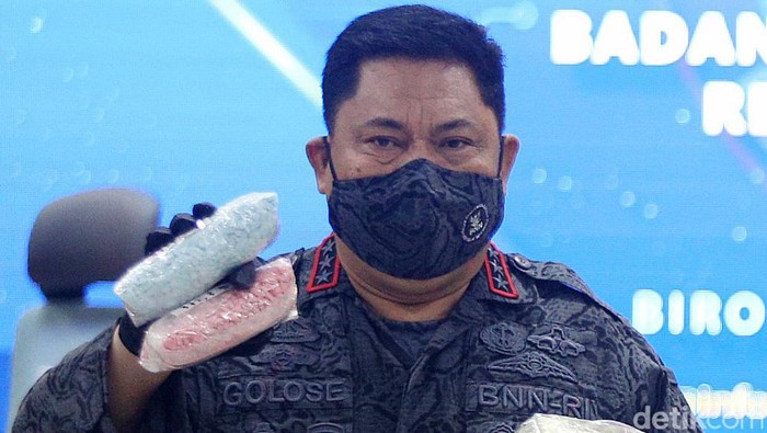 Kepala Badan Nasional Komjen Pol Dr Petrus Reinhard Golose menunjukkan barang bukti narkoba saat press release di Jakarta, Senin (17/1/2022).