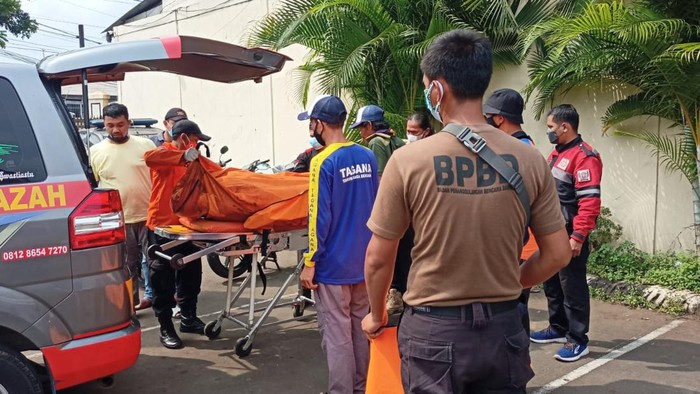 Petugas evakuasi jasad pria yang tewas di Sungai Ciliwung.