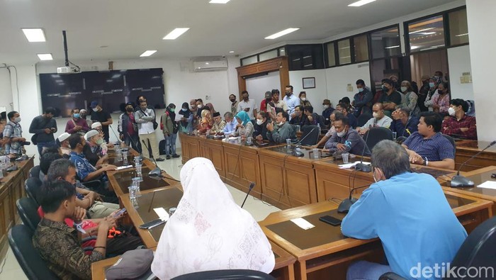 PKL Malioboro mendatangi DPRD Kota Yogyakarta, Senin (17/1/2022).