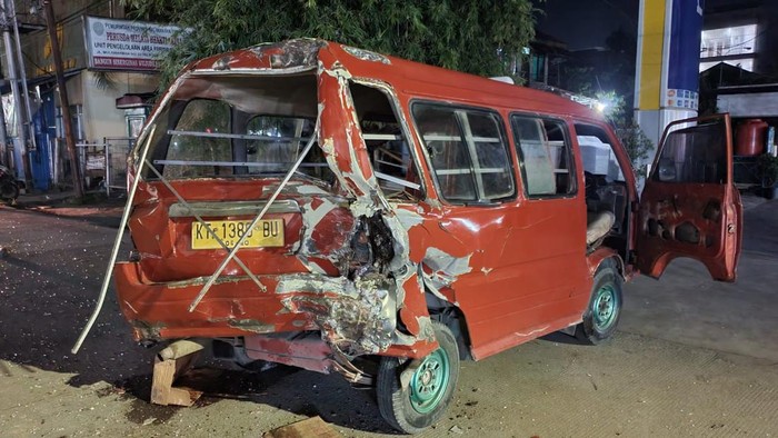 Polisi amankan mobil angkot usai ditabrak mobil Triton dari belakang