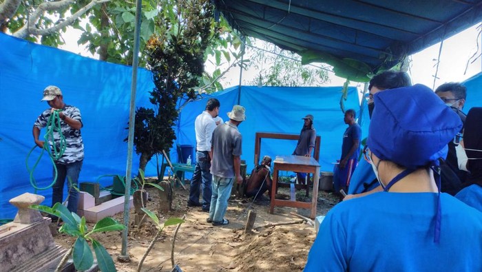 Polisi membongkar makam siswi SD di Grobogan yang tewas diduga dianiaya, Senin (17/1/2022).