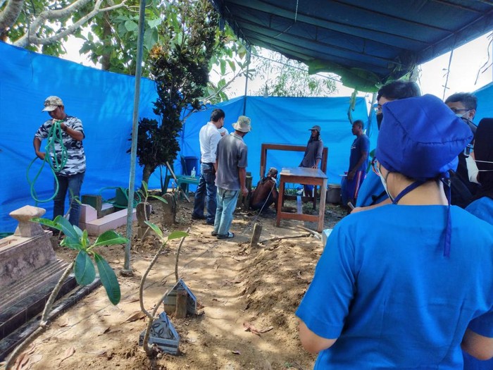 Polisi membongkar makam siswi SD di Grobogan yang tewas diduga dianiaya, Senin (17/1/2022).