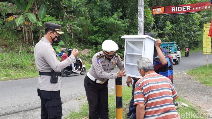 Polisi dan relawan memasang kotak P3K di jalur rawan kecelakaan di kawasan Patuk, Gunungkidul.