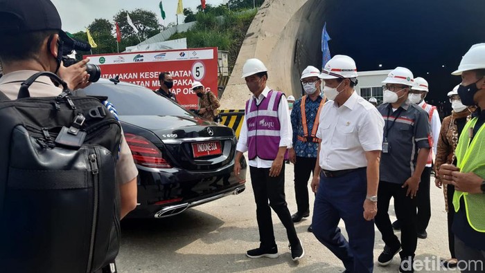 Presiden Joko Widodo (Jokowi) mengecek proyek Kereta Cepat Jakarta-Bandung di Purwakarta Senin (17/1).